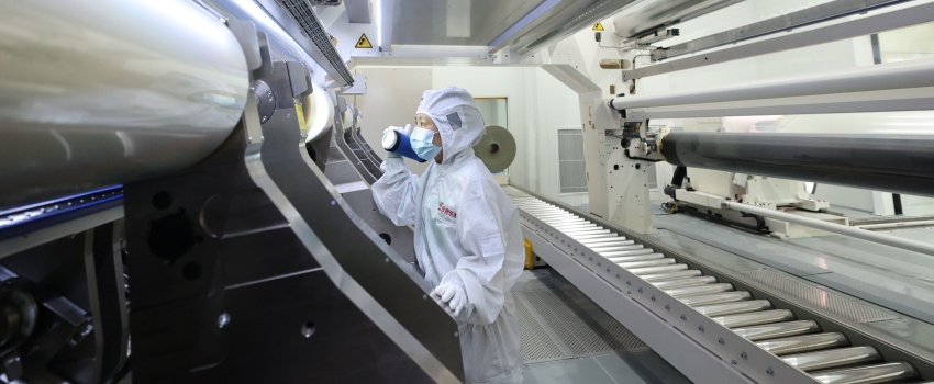 技術(shù)攻堅(jiān)結(jié)碩果！合肥樂凱成功下線超寬幅超薄高端光學(xué)聚酯薄膜